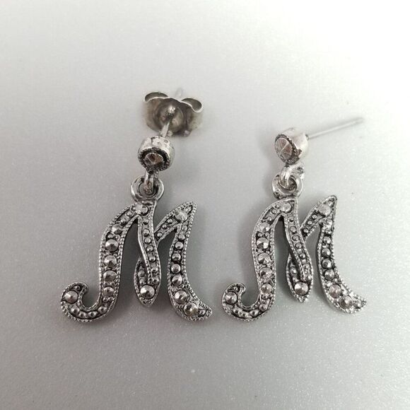 Vintage Avon M Monogram Letter Dangle Charm Stud Earrings, Silver Tone Initials - Picture 2 of 7